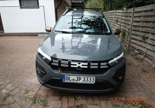 1 辆 Dacia Jogger，型号 DC，首次登记：2025年12月9日，车牌 OL-JP 3333，8.864 km，67 kW，999 ccm，汽油/液化气，旅行轿车