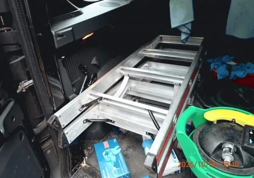 2 把铝合金折叠梯，1 把 3 级，1 把 4 级