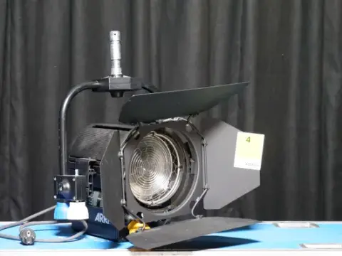 ARRI True Blue ST1 1kW değişken lensli projektör, kasada 4'lü set