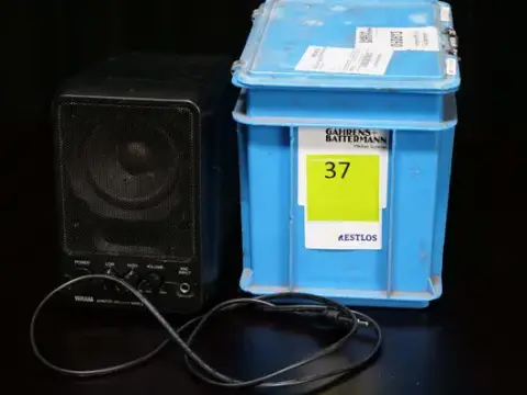 Case içinde Yamaha MS101/II monitör hoparlörleri