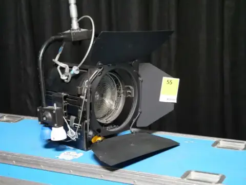 ARRI True Blue ST1 1 kW mercekli spot, kasada 4'lü set
