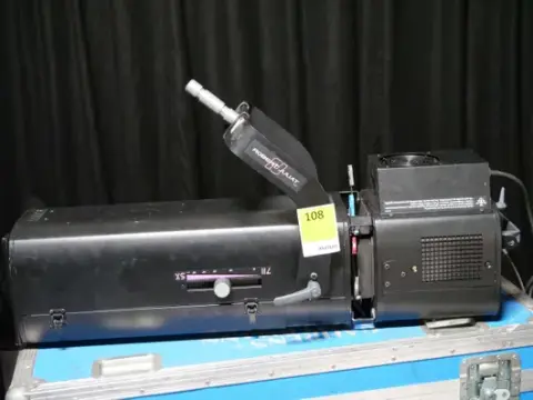 Robert Juliat 711 SX Profiler 8-16° 2 kW kutulu