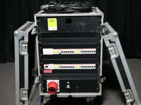 Distribuitor trifazat Connex 63 amperi, patchabil pe 8x Harting