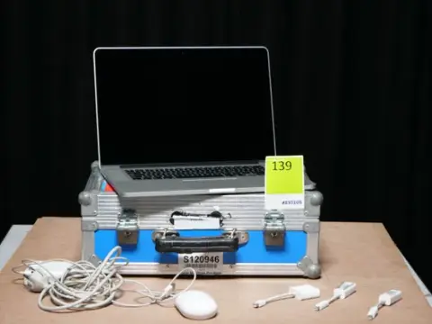 Apple MacBook Pro Retina 15" माउस सहित