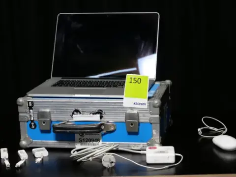 Apple MacBook Pro Retina 15", माउस सहित