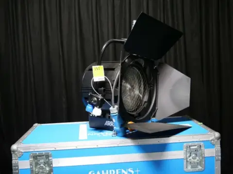 2'li set ARRI True Blue ST5 5 kW mercekli spot