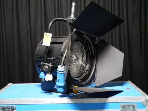 2'li set ARRI True Blue ST5 5 kW mercekli spot