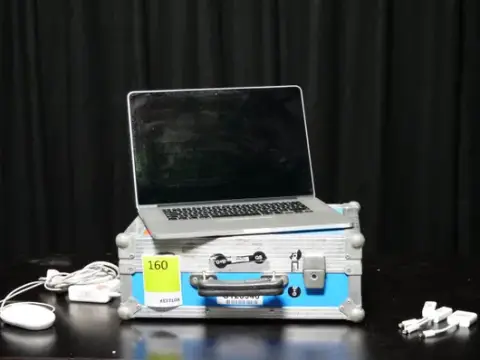 Apple MacBook Pro Retina 15" माउस सहित