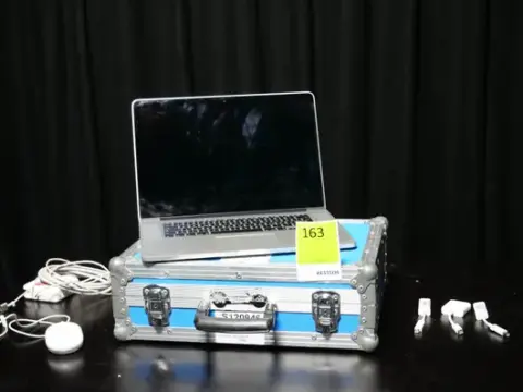 Apple MacBook Pro Retina 15" माउस सहित