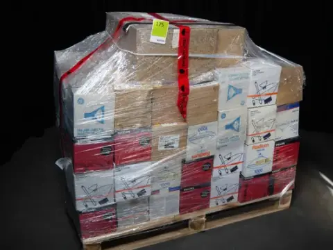 Palet üzerinde çeşitli aydınlatma malzemeleri, bunlar arasında PAR64 1kW CP61 ve CP62