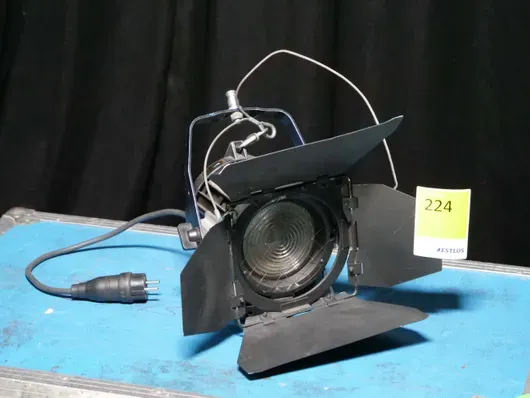 6件套ARRI 650 W阶梯透镜聚光灯，带箱