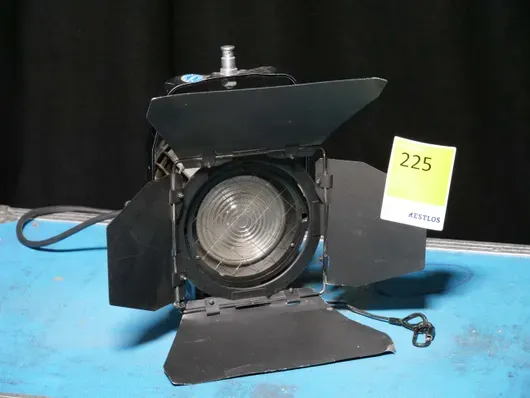 6件套ARRI 650 W阶梯透镜聚光灯，带箱