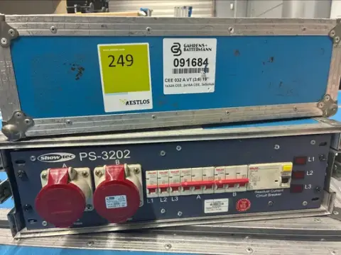 Showtec PS-3202 razdjelnik struje 32 na 2x16A 3x Schuko u koferu