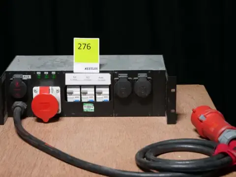 Distribuitor trifazat 32A la 32A și 3x Schuko