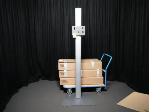 Conjunto de 3 soportes de suelo SmartMetals light para pantallas máx. 55", 30 kg