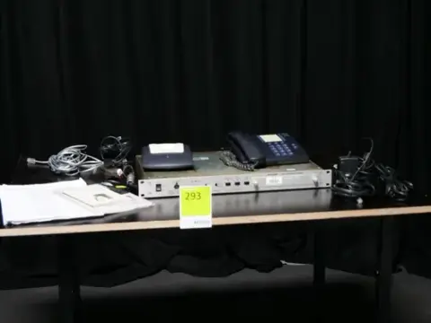 Híbrido telefónico Studer con diversos accesorios (adaptador, cables, manual)