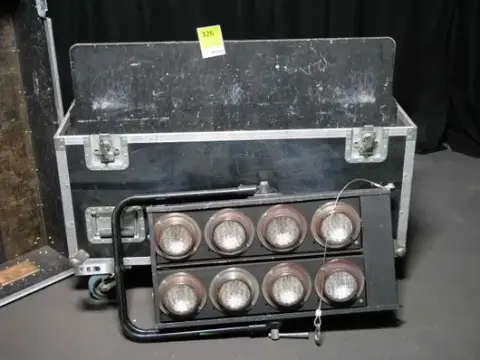 2 adet 8-Lite Blinder, case içinde