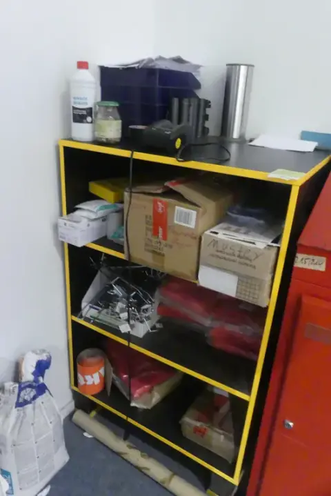货架，含内容物