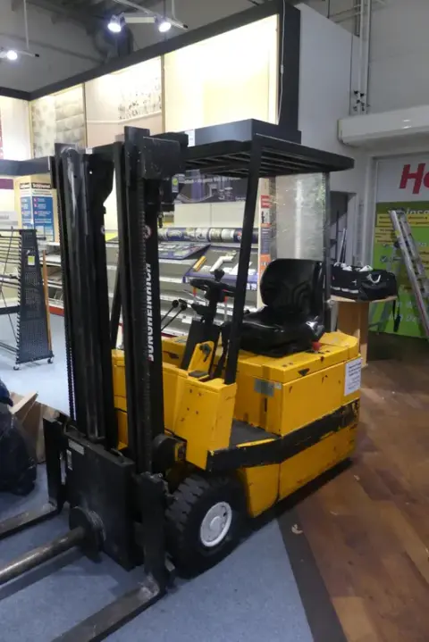 Jungheinrich - carretilla elevadora eléctrica con cargador