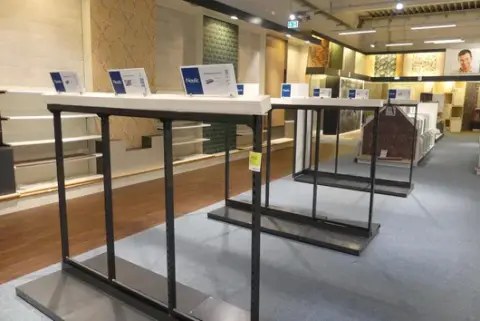 2 adet satış standı, 3 bölmeli