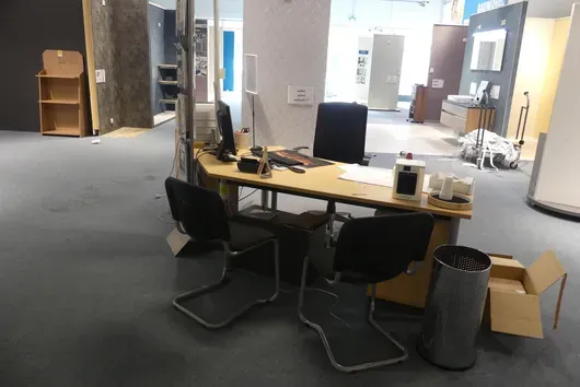 Post de lucru pentru vânzări, cu conținut