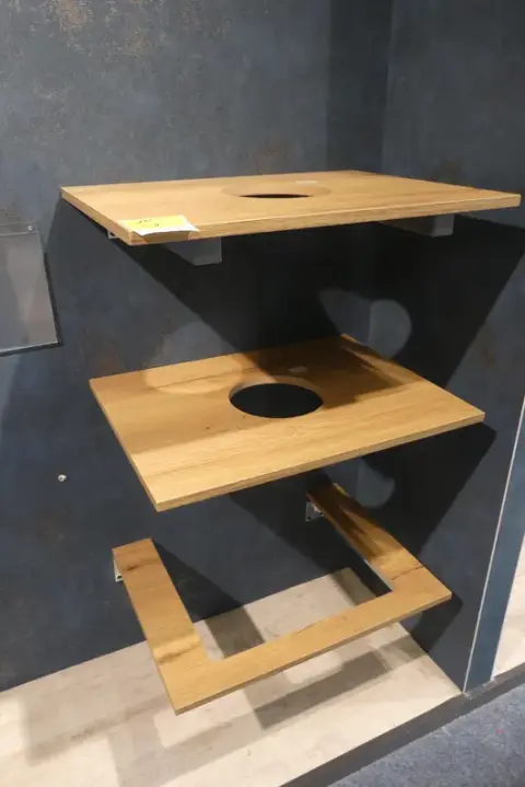 3 hyllylevyä