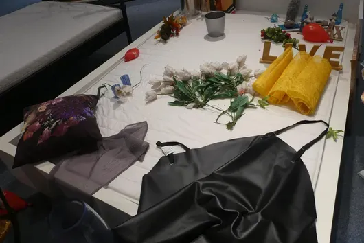 Cama con colchón, sin contenido