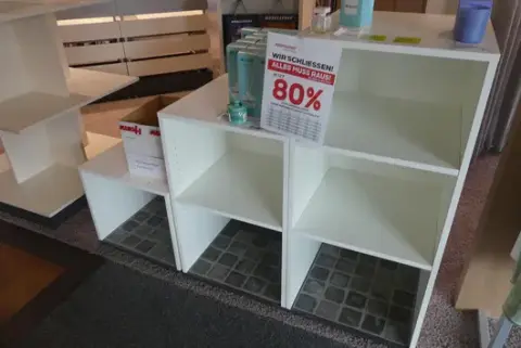 3 árupolc, tartalom nélkül
