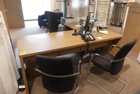 Postazione di lavoro per vendite, con contenuto