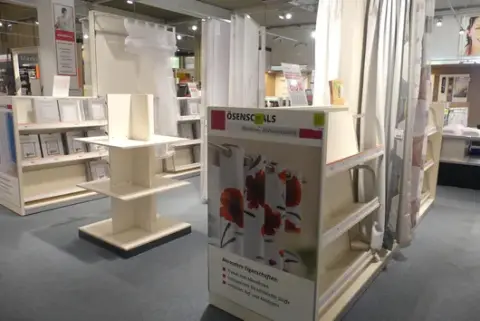 3x ürün rafı ve 2x ürün standı, içeriksiz