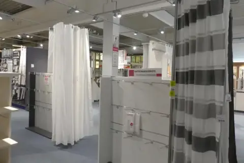 2x vareudstillere, uden indhold