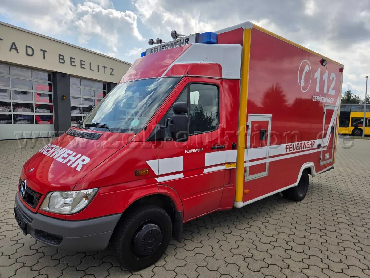 1辆DAIMLER-BENZ，型号904.6，消防维修车，有故障，爱好者车辆