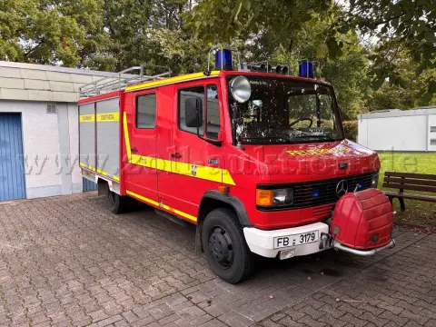 1 辆消防车 LF 8 消防队 Mercedes-Benz 711 D