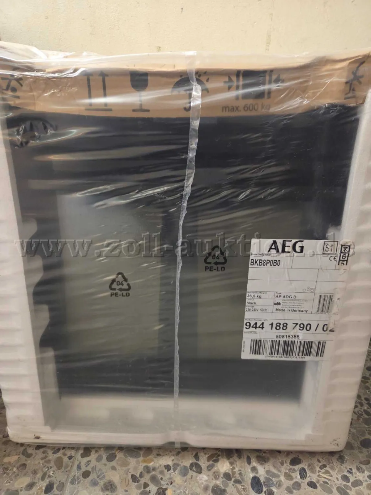 1 AEG Electrolux kalusteisiin asennettava uuni AEG BKB8P0B0 8000-sarjasta AssistedCooking