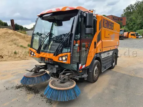 1 台 Johnston C 401 型紧凑型清扫车，高压清洗机