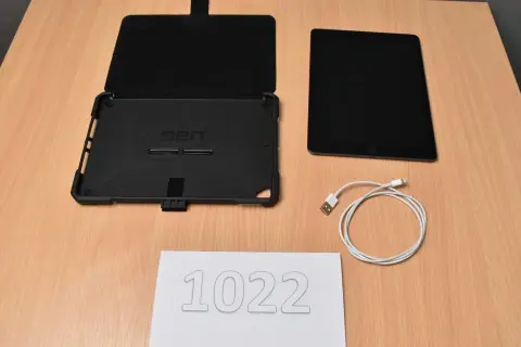 1 Apple iPad 8. generation A2270 32 GB – 10,2" (25,91 cm)