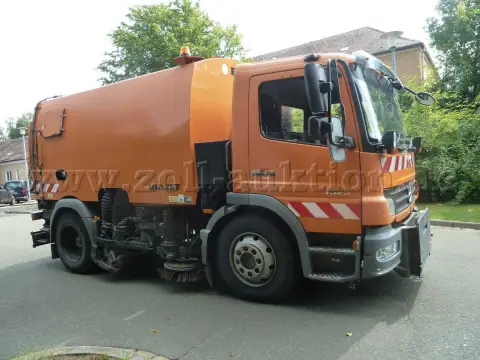 1 barredora Daimler Chrysler DA88 con volante a la derecha, equipo de barrido/sistema intercambiable