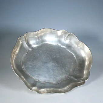 Villeroy & Boch. طبق تقديم بأسلوب الروكوكو، قصدير، أواخر القرن العشرين، تايلاند.