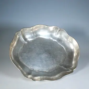 Villeroy & Boch. طبق تقديم بأسلوب الروكوكو، قصدير، أواخر القرن العشرين، تايلاند.