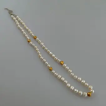Collar de perlas vintage.