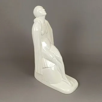“身穿泳装享受日光浴的女士”——装饰艺术风格陶瓷雕塑。