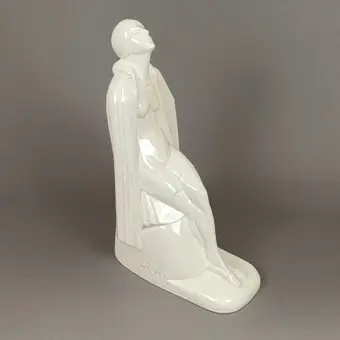 "Dame i badedrakt, nyter et solbad" - keramikkskulptur i art déco-stil.