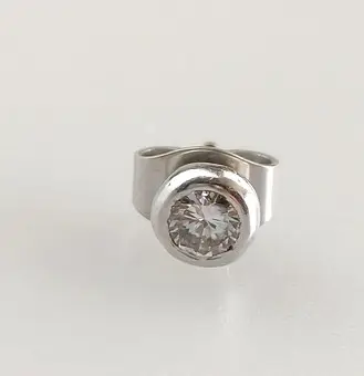 1 只白金钻石耳钉