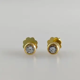 UN PAR DE PENDIENTES DE ORO CON DIAMANTES.