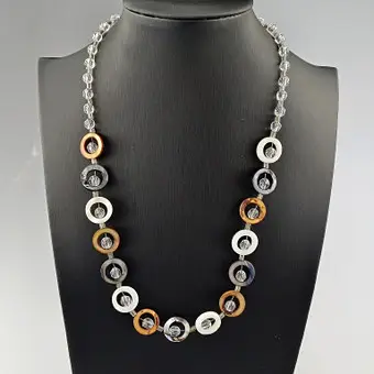 COLLAR DELICADO - 15 anillos de nácar parcialmente teñidos y cuentas decorativas claras facetadas.