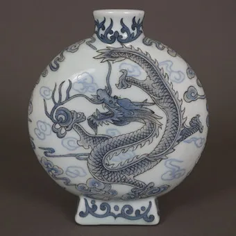 月亮瓶 - 中国，20世纪，瓷器，龙与凤纹饰。