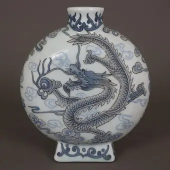 月亮瓶 - 中国，20世纪，瓷器，龙与凤纹饰。