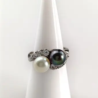 金戒指，镶珍珠和明亮式切割钻石，18K。