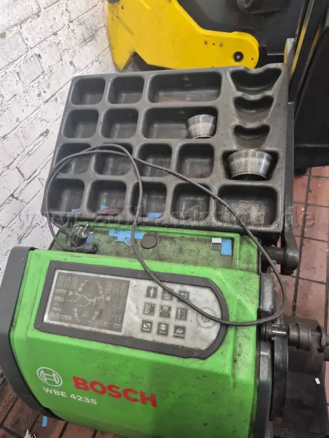 1 stroj za balansiranje kotača BOSCH WBE 4235