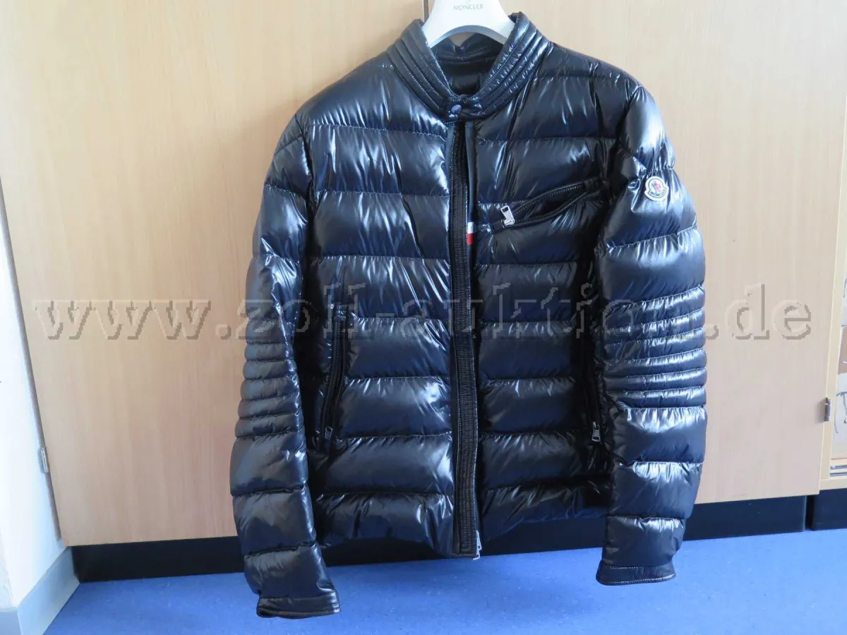 1 чоловіча куртка Moncler